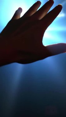 Parlak spot ışığını örtmek için elini uzat. Umut ve özgürlük kavramı .