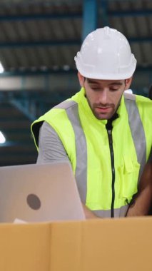 Fabrikada çalışan ve üretim planını tartışan iki fabrika işçisi. Endüstri ve mühendislik kavramı .