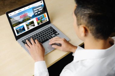 Model arama ve seyahat planlama için internet sitesi uçuş, otel ve tur rezervasyonları için anlaşma ve paket sunuyor
