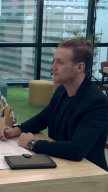 Yaratıcı iş adamları modern işyerindeki ofis masasında sohbet ediyorlar. Şirket uluslararası iş kavramı.