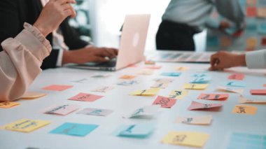 Modern bir ofiste canlı bir takım toplantısı. Masada renkli yapışkan notlar var. Ekip üyeleri işbirlikçi beyin fırtınası ve stratejik planlama yapıyor. SACTR