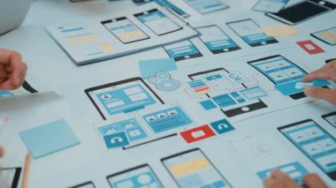 Akıllı telefon motifleri, notlar ve çizimler, somutlaştırıcı yaratıcılık ve takım çalışması üzerinden elleri ile dijital dizaynda canlı bir çalışma alanı işbirliği. SACTR