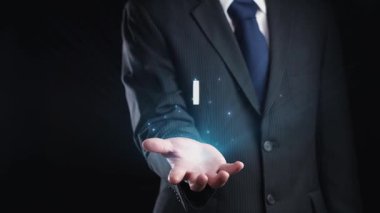 İş adamı CO2 emisyonlarını azaltmak için girişimlerde bulunuyor ve net sıfır hedefliyor. Daha yeşil bir gezegenin karbondioksitini azaltarak sürdürülebilirliğe olan bağlılığını gösteriyor. Kullanıcı Kimliği