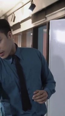 Asyalı iş adamları modern ofiste grup toplantısında pazarlama stratejisini tartıştılar. İş finans ve takım çalışması kavramı.