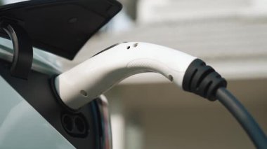 Elektrikli taşıt teknolojisi konut alanı ya da EV akü şarjı için ev şarj istasyonu olarak kullanılır. Gelecekteki çevre için temiz ve sürdürülebilir enerji ile çevre dostu ulaşım. Titiz