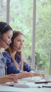 Müşteri destek ajanı ya da kulaklıklı çağrı merkezi telefon görüşmesinde müşteriyi desteklerken masaüstü bilgisayarında çalışır. Operatör hizmeti iş temsili kavramı.