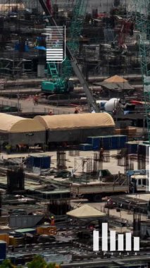 Otomasyon konseptini ve uzaktan kablosuz makine kontrolünü gösteren bir bilgisayar yazılımında fütüristik HUD kullanarak inşaat teknolojisi konsepti üzerinde değişiklik grafiği içeren konsept .