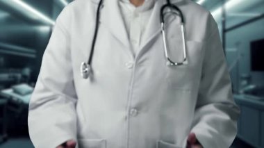 Yetenekli doktorların DNA örneği hologramı hastanede yüzüyor. Profesyonel tıp çalışanı tedaviye hazırlanırken ve genetik testler yaparken semptomları kontrol ediyor. İyileştirici.