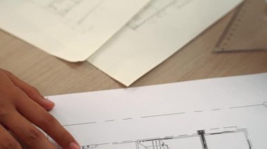 Ölçüm ve yazma aracını kullanarak mimari ofisindeki inşaat doğruluğu için ayrıntılı bir plan tasarlayan akıllı mimar ya da akıllı mühendisin videosu. Eline odaklan. - Yakın çekim. Tanımlama.
