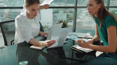 Profesyonel iş adamı akıllı yatırımcılara finansal grafiğini sundu. İşletme ekibinin birlikte çalışması, beyin fırtınası yapması, fikir paylaşması...