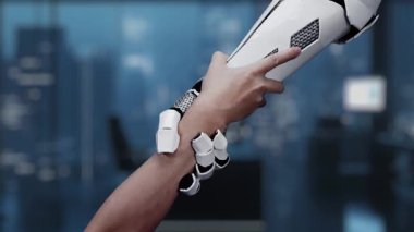 Modern bir çalışma alanındaki bulut teknolojisi ve dijital arayüzlerin zeminine kurulmuş bir robot kol ile insan eli arasındaki bağlantıyı gösteren büyüleyici bir görsel görüntü. Auvana