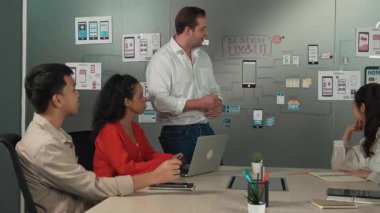 Bir grup profesyonel iş adamı Ux ve Ui tasarımı hakkında konuşuyor. İşbirlikçi çeşitli iş adamları pazarlama planı hakkında beyin fırtınası yapıyor. Birlikte çalışan iş adamları. Yönlendirici.