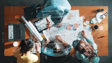 İnşaat mühendisi ekibinin toplantı odasındaki planının yukarıdan görünüşü. Küresel bağlantı ve veri tabanı iletişimini planlayan ve tartışan bir grup mimarın hava görüşü. Sempozyum.