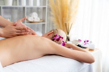 Kafkasyalı kadın müşteri stres önleyici spa masajının keyfini çıkarıyor ve lüks otel ya da oteldeki gündüz açık ortam güzellik salonunda güzellik teniyle eğleniyor. Sessiz.