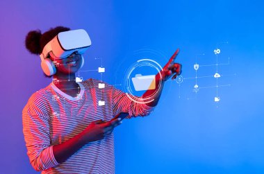 Bir kadın sanal gerçeklik teknolojisine hevesle bağlanıyor, dijital simgelerle etkileşim kurmak, yenilik ve modern iletişimi göstermek için bir kulaklık ve akıllı telefon kullanıyor. XDMCP