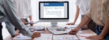 Muhasebe uygulamasından gelen fatura bilgisayar ekranında. Şirket işlerinin finans ve bütçesi için bilgisayar programı. canlı.