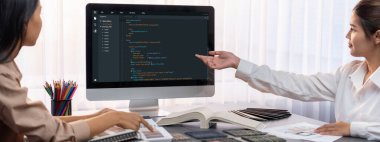 Masadaki bir grup iç mimar takımı dizüstü bilgisayarında mimari yazılım bulunan çeşitli ruh hali tahtası örneklerini seçiyor. Modern yenileme ve iç malzeme seçimi konsepti. İçgörü