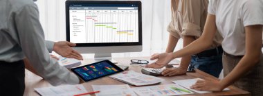 Ekip projesinin zaman çizelgesini gösteren bilgisayar ekranında canlı iş projesi yönetimi için proje planlama yazılımı