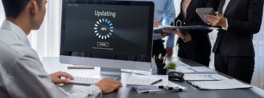 İş zekası ve veri analizi kavramı. Analizci ekibi laptop ekranında finansal veri analizi üzerinde çalışıyor. Etkili iş stratejik planlama için pazarlama göstergesi olarak. İçgörü