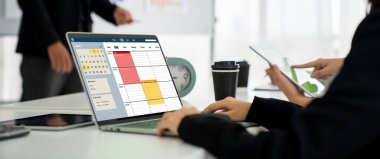 İnternet sitesindeki modish regrition için çevrimiçi aplikasyon rezervasyon takvimi