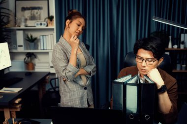 Sekreterin gece geç saatlerde çok çalışan klasör kâğıtlarını alıp yönetim kurulu şirketinin veritabanında dosya tutması için toplanan imza belgelerini kontrol etmesinin ciddi yüzü. İnfobahn.