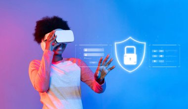 Genç bir insan sanal gerçeklik teknolojisini siber güvenlik ve veri korumayla ilgili görsellerle uğraşırken kullanıyor ve çevrimiçi gizliliğin ve güvenliğin önemini vurguluyor. XDMCP