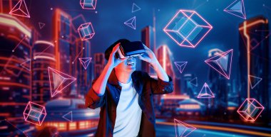 Meta evreni keşfetmek için can atarken VR gözlük takan zeki bir adam. Geometrik şekle ya da parlak neon rengi mor ve mavi olan gelecekçi şehre bakan Asyalı bir oyuncu. Teknoloji. Yaratıcılık.