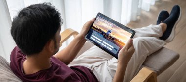 Online uçuş rezervasyon sitesi mod rezervasyon sistemi sağlar. Seyahat teknolojisi kavramı .