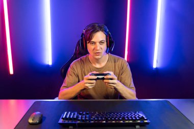 Kontrol kumandalı akıllı oyun flamasının keyfini çıkarın, modern teknoloji siber neon ışık odasında yetenekli oyuncularla çevrimiçi canlı sosyal medya grubu oyunu oynayın. Bireysel.