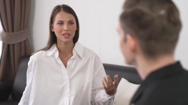 Psikolojik konsültasyon zihinsel problemde iyileşme kaydediyor, genç hasta terapi seansında, psikiyatrist de akıl hastalıkları konusunda tanı koyuyor. Zihinsel tedavi seansı. Düzenle