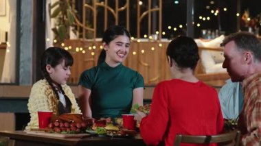 Aile, yıl dönümünü bahçede kutlar. Aile üyeleri, yemeğe. Doğayla iç içe olmak için açık hava kamp aktivitesi ve nesiller arası tatlı akrabalarla zaman geçirmek için. Uyumsuzluk.
