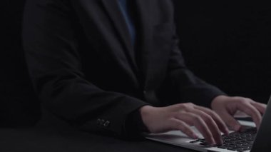 İş adamı küresel pazarlama ve finans konusunda uzmandır. Küresel pazarların karmaşıklığını, stratejileri ve pazarlama erişimini geliştirmek. Küresel finans ve pazarlama UUID 'sinde başarı