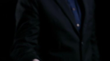 İş adamı değerli ERP sistemlerini koz olarak kullanıyor, değeri ve operasyonel verimliliği maksimuma çıkarıyor. En uygun değer ve performans için kaynakları ve değerli süreçleri en üst düzeye çıkarmaya odaklanmış. Kullanıcı Kimliği