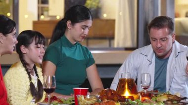 Aile, bahçede tatil kutlaması için bir araya geldi. Aile üyeleri, yemeğe. Açık hava kamp aktivitesi yemekle rahatlamak ve nesiller arası tatlı akrabalarla vakit geçirmek için. Uyumsuzluk.
