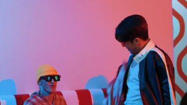 Çekici Asyalı sokak dansçısı neon ışıkla serbest stil hareketi yapıyor. Profesyonel sanatçı, çeşitli arkadaşlarıyla ya da stüdyoda ışık saçan bir ekiple hip hop müzik yapmaya çalışıyor. Mutluluk.