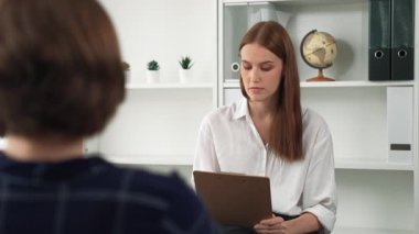 Mutlu hasta ve psikolog klinikte olumlu duygularla zihinsel sağlık sohbetlerini paylaşırken aynı zamanda klinikteki psikologlara başarılı bir iş ve hayatı açıklıyorlar.