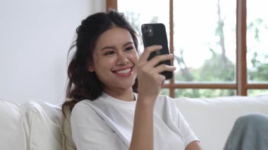 Kadın alışverişi ya da internet pazarında online ödeme modern yaşam tarzı için satılık eşyalar arıyor ve canlı siber güvenlik yazılımı tarafından korunan cüzdandan çevrimiçi ödeme için kredi kartı kullanıyor