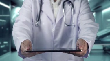 Tıbbi personelin laboratuvarda bulanık bir geçmişi olan kalp anatomisi hologramıyla tablet göndermesi. Yetenekli doktor kalp ameliyatına hazırlanıyor. Teknoloji. İyileştirici.
