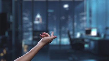 Modern dijital çalışma alanında iletişimi ve desteği sembolize eden, iletişim seçeneklerini ön plana çıkaran bir robot eli tasvir eden fütüristik bir sahne. Auvana