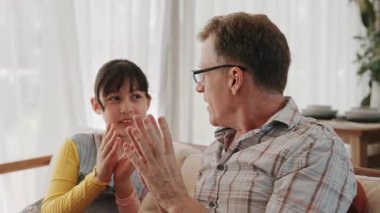 Büyükbaba ve torun birlikte TV 'de ilginç bir eğlence medyası izliyorlar. Eski üst düzey kullanım teknolojisi, genç nesil çapraz nesil ile iletişim kurarak aile bağlarını güçlendiriyor. Uyumsuzluk.