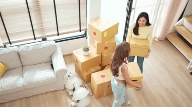 Kutu taşıyan bir çift kadın taşınma gününde yeni eve geliyor. Güzel bir kız ve arkadaşın birlikte konuşurken ve eve taşınırken elinde karton kutuyla yürüdüğü en iyi manzara. Myrmidon.