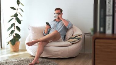 Elinde kahve fincanı olan orta yaşlı bir adam telefon arama verilerini kullanarak kanepeye oturur, çocukları iyi bir baba ya da eğlence olarak yetiştirir. İşadamı teknolojiyi kolaylık için kullanır. Uyumsuzluk.