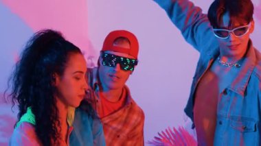 Break dansçı takımının modern stüdyoda pembe ışıkla dans etmesini kapatın. Çok kültürlü insanlar moda kıyafetleri giyerek hip hop müziğine geçiyorlar. Çılgın, komik bir ruh hali. Mutluluk.