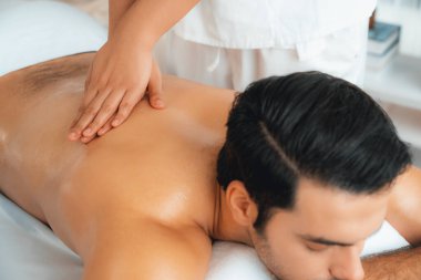 Kafkas erkek müşteri stres önleyici spa masajının keyfini çıkarıyor ve lüks otel veya oteldeki gündüz açık hava ortamında güzellik derisi eğlencesi ile şımartıyor. Sessiz.