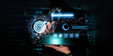 İş adamı müşteri hedef gruplarını belirlemek için verileri analiz eder, pazarlama stratejilerini rafine eder. Her hedef grubun özel ihtiyaçlarını karşılamak için iletiler gönderiliyor. EIDE