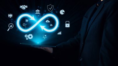 İş adamı sonsuz olasılıkları ve sonsuzluğun özünü benimser, fırsatları keşfetmek için ilham verir. Sonsuzluğun ve olasılıkların birleştiği bir dünyaya dalın ve potansiyel UUID 'yi keşfedin.