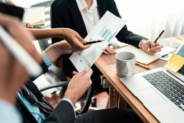 Ofis masasındaki finansal veri raporlarını analiz eden çeşitli bir grup iş analisti. Stratejik pazarlama planlaması için iş istihbarat analizine göre grafikler ve grafikler.