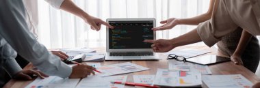 Uygulama ve program kodlaması için bilgisayar ekranında yazılım geliştirme programlama