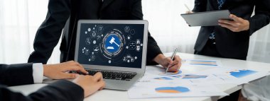 Kaliteli standartları karşılamak için çevrimiçi şirket işleri için uyum sistemi