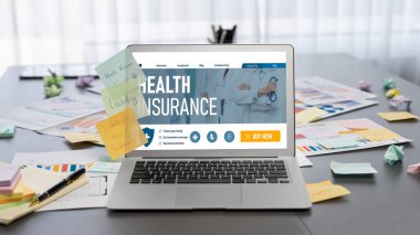 İş fikri için yaratıcı ve analitik beyin fırtınası için yapışkan bir not ve dizüstü bilgisayarında BI veri paneli var. Pazarlama stratejisi için finansal veri görselleştirme teknolojisini analiz et. Dahi.